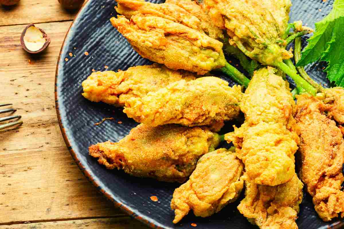 piatto di fiori di zucca ripieni fritti