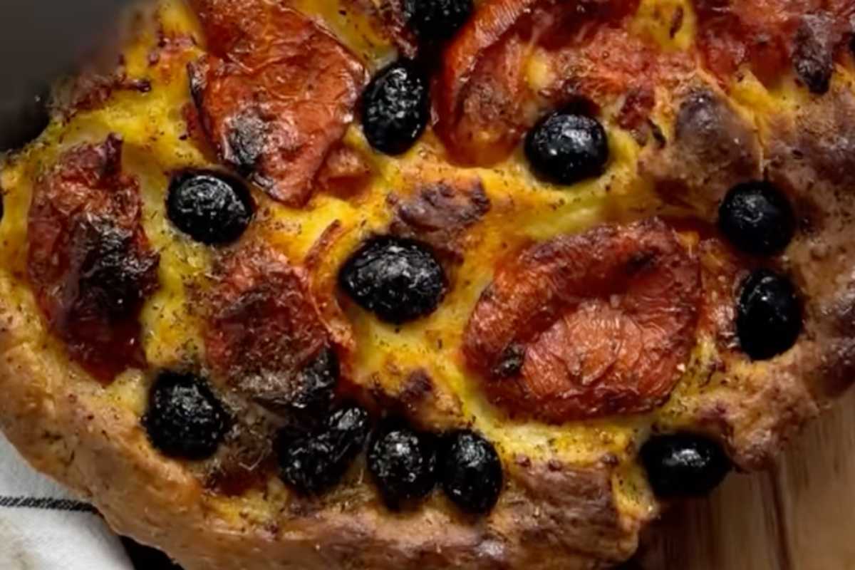 La prepari la sera e la porti al mare il giorno dopo: è la focaccia barese più cliccata del web