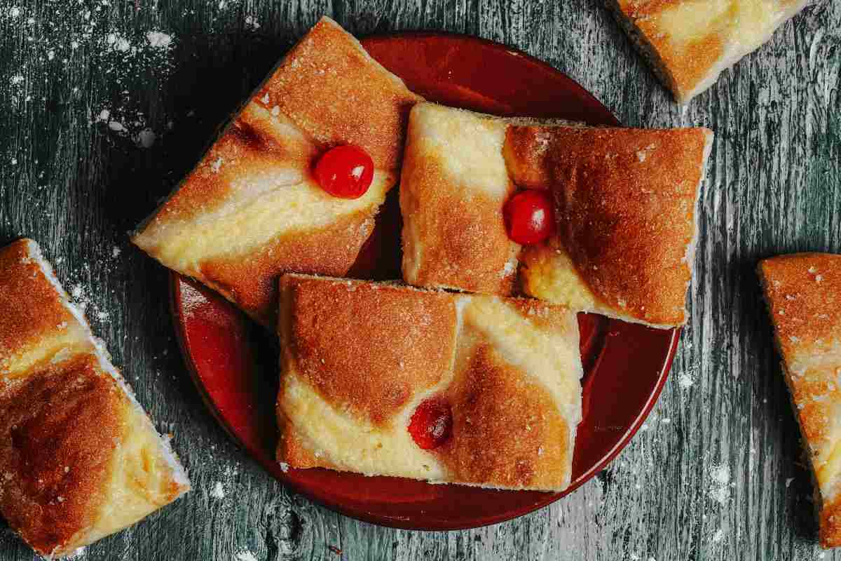 focaccia con crema pasticcera e ciliegie candite