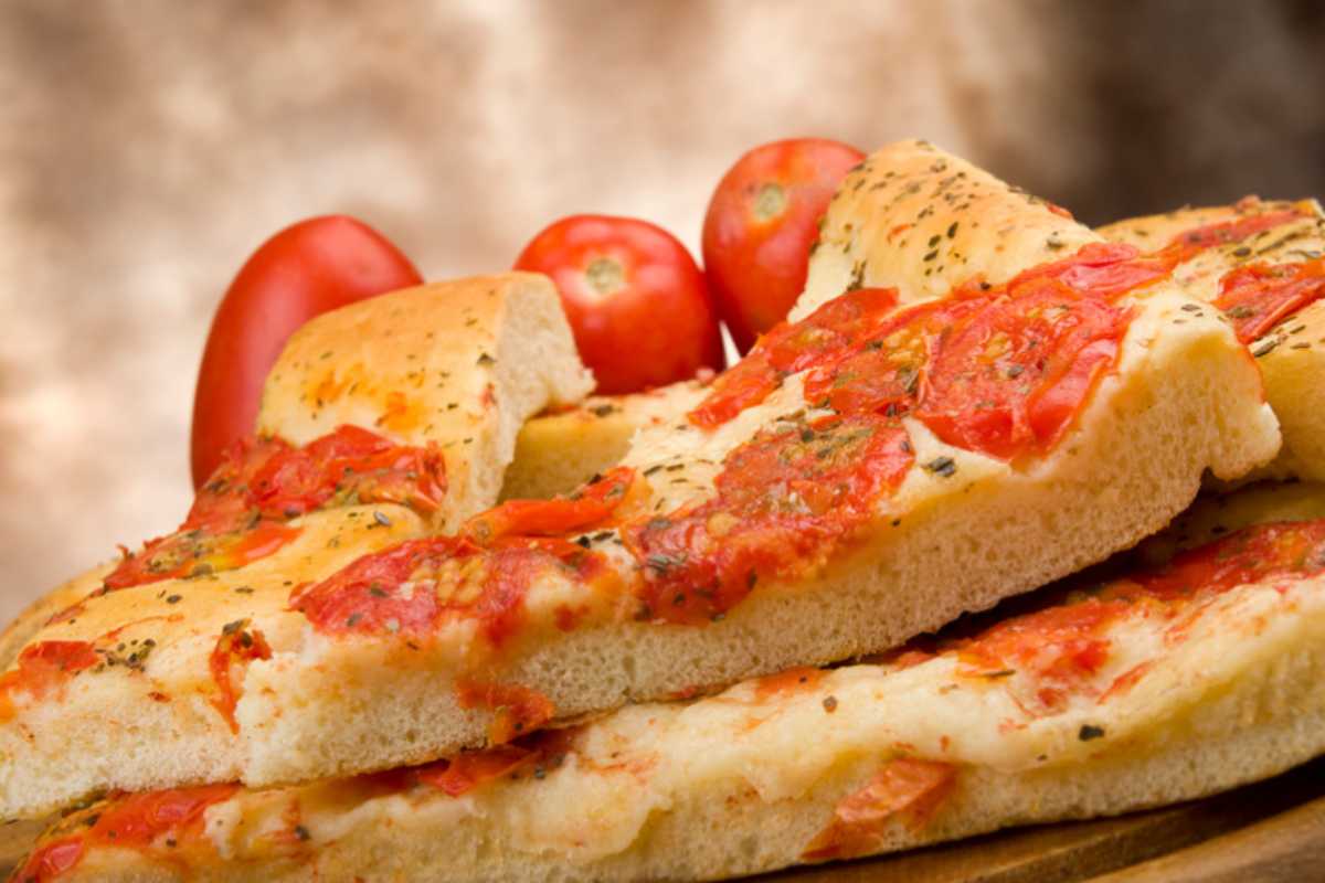 focaccia con pomodori a fette