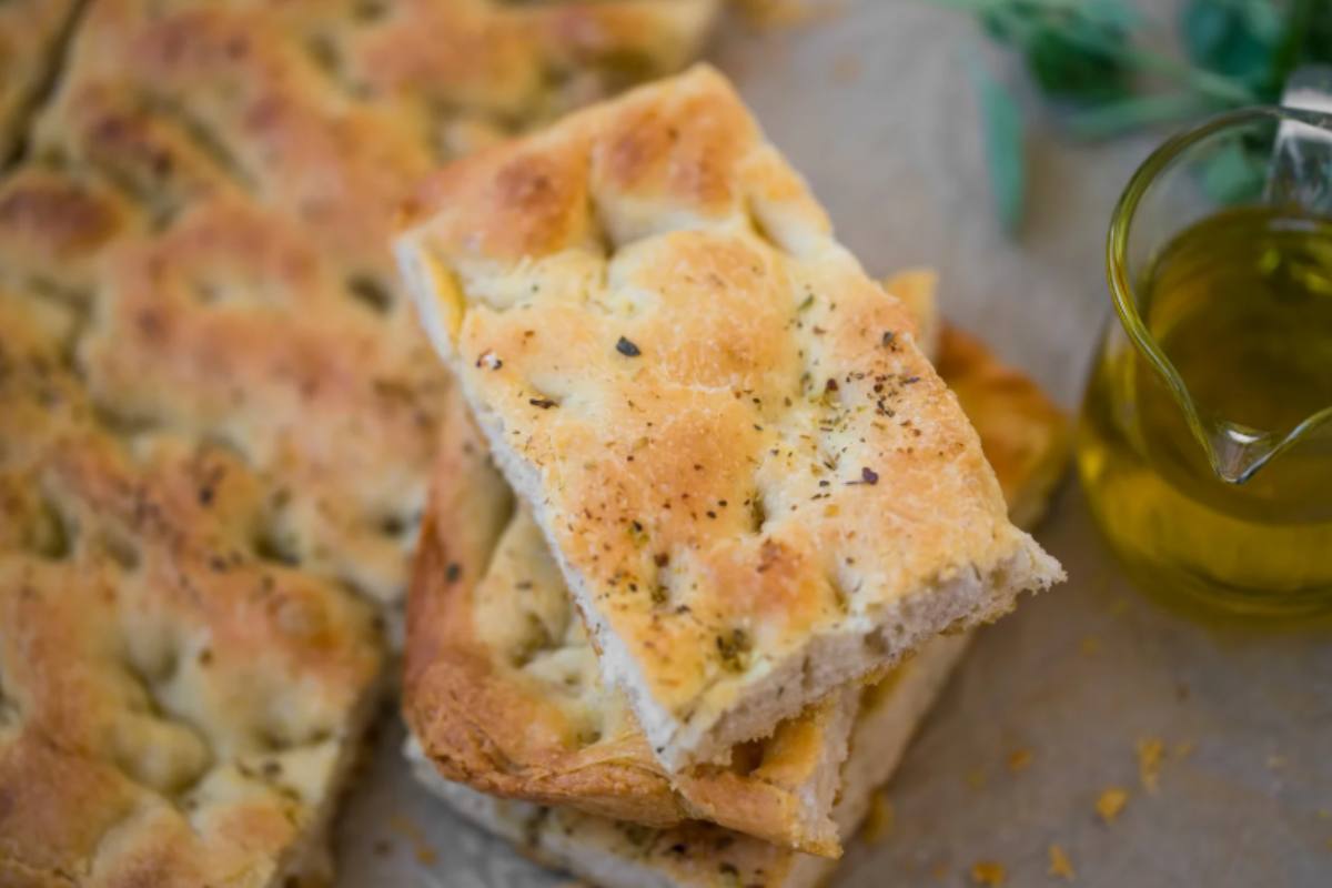 focaccia dorata tagliata