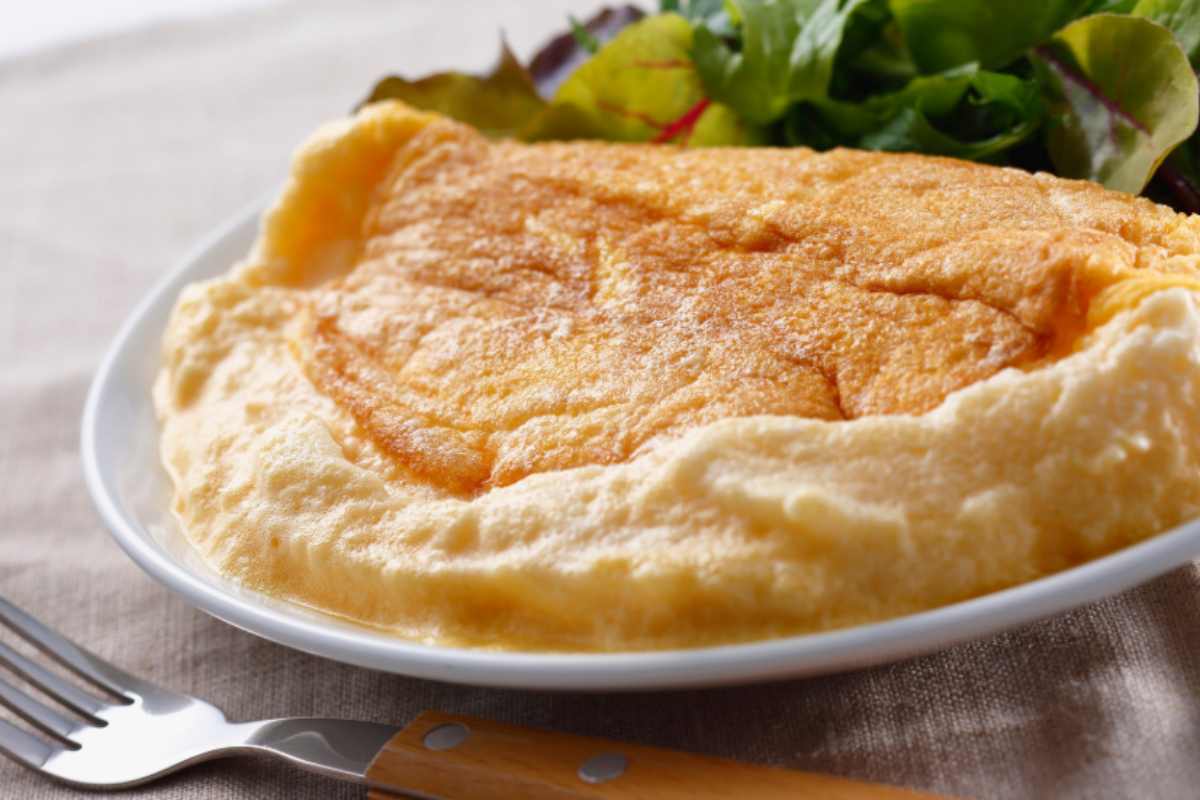 frittata soffice in un piatto