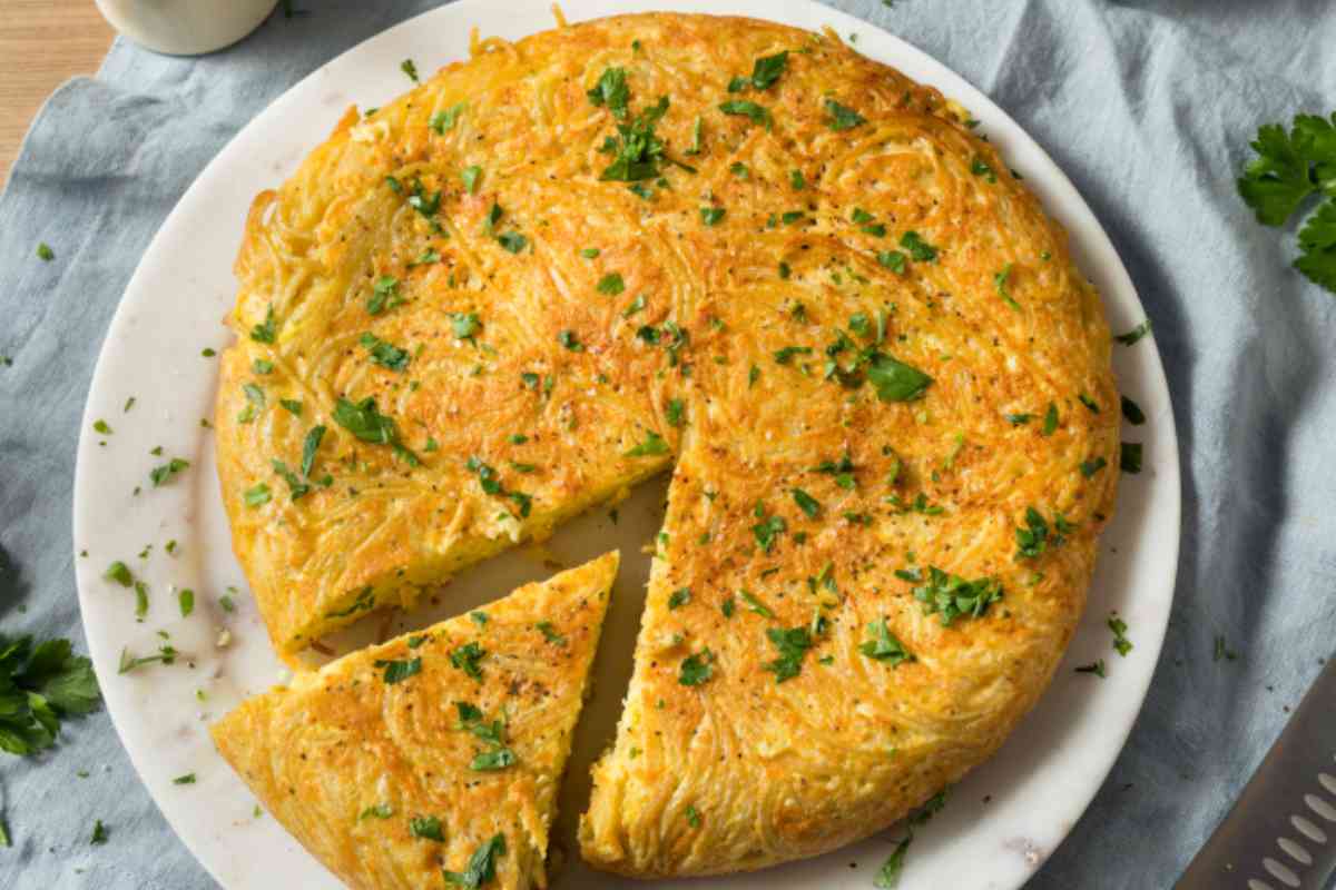 frittata di spaghetti con fetta tagliata