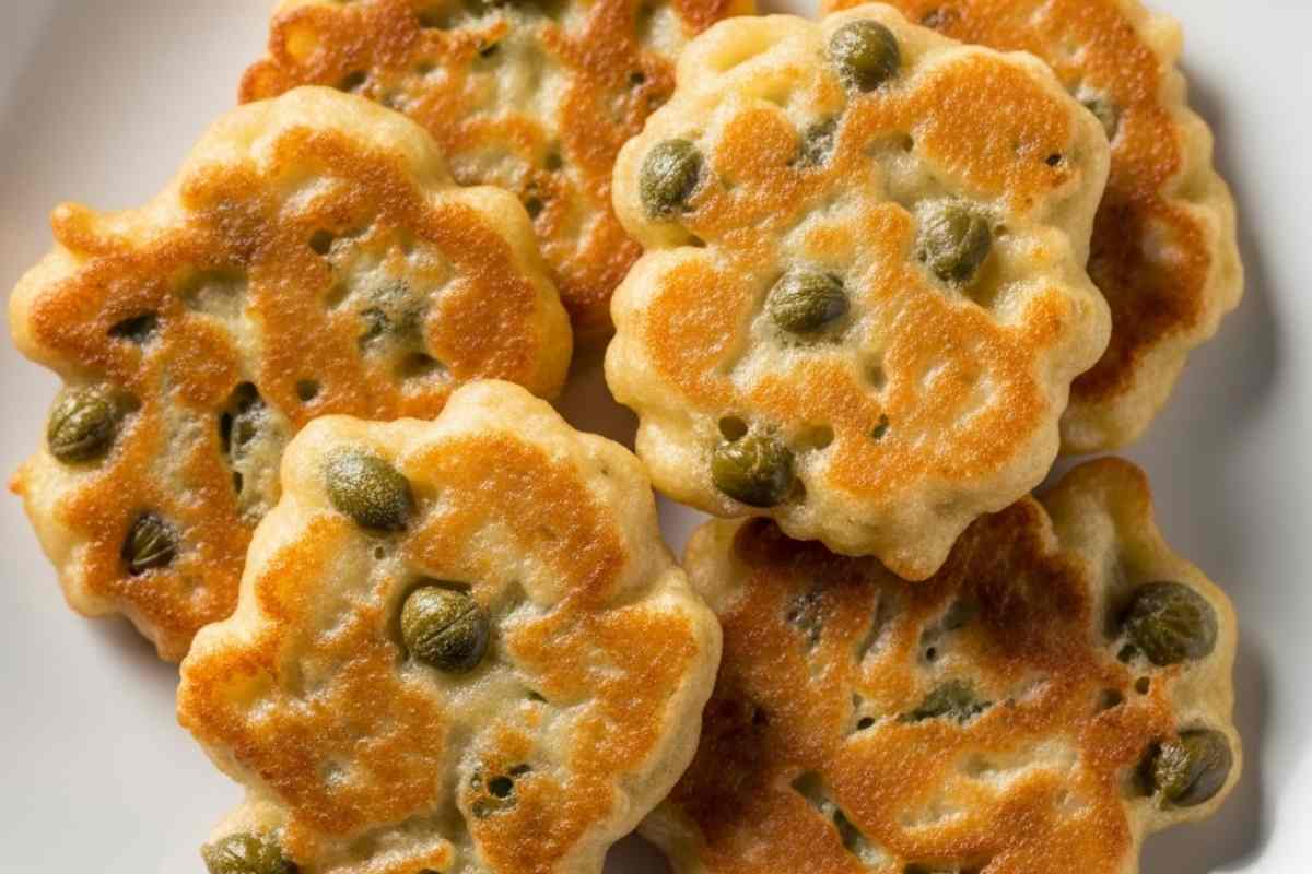 frittelle dorate in un piatto