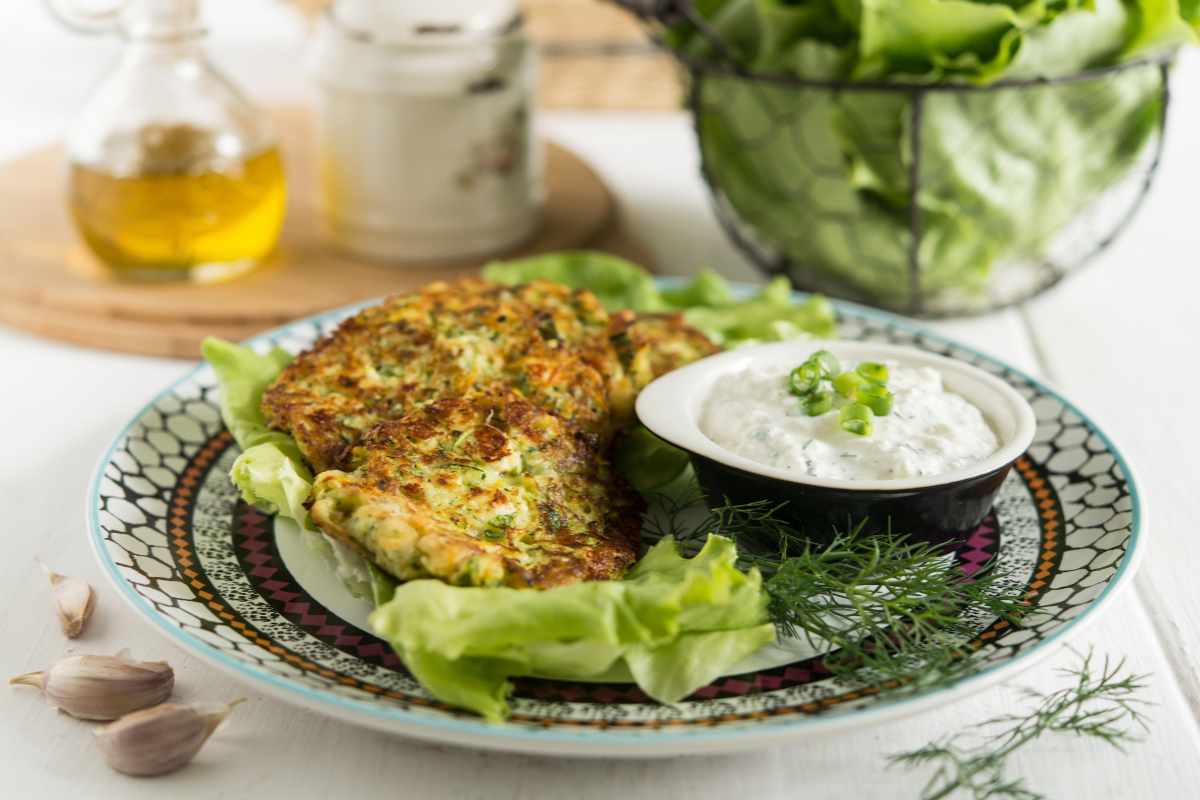 frittelle di zucchine con salsa tzatziki