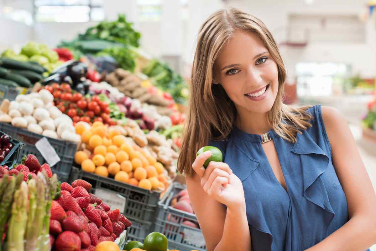 ragazza nel reparto di frutta e verdura