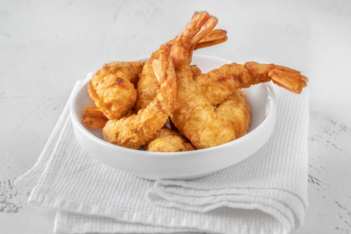gamberi fritti in pastella in ciotola