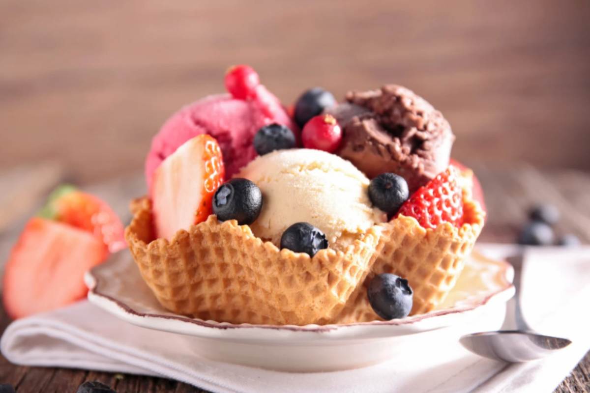gelato dentro ad una cialda con sopra della frutta
