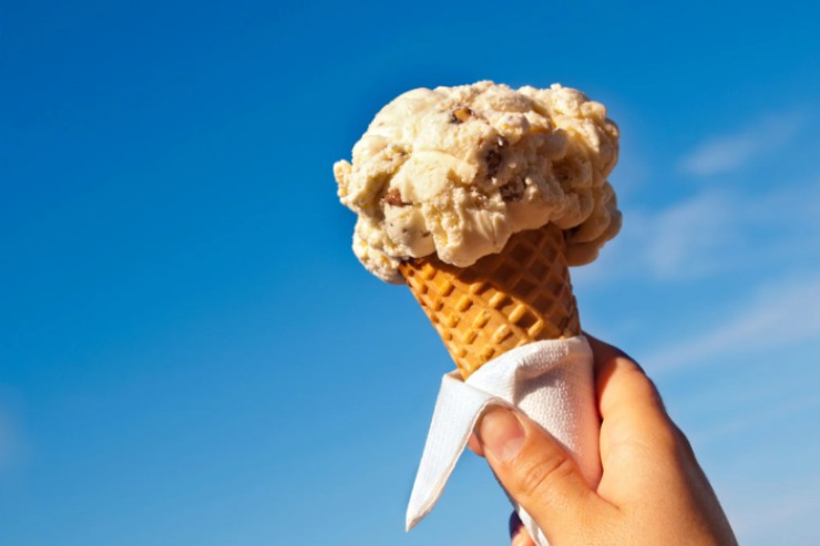 persona che tiene in mano un cono gelato