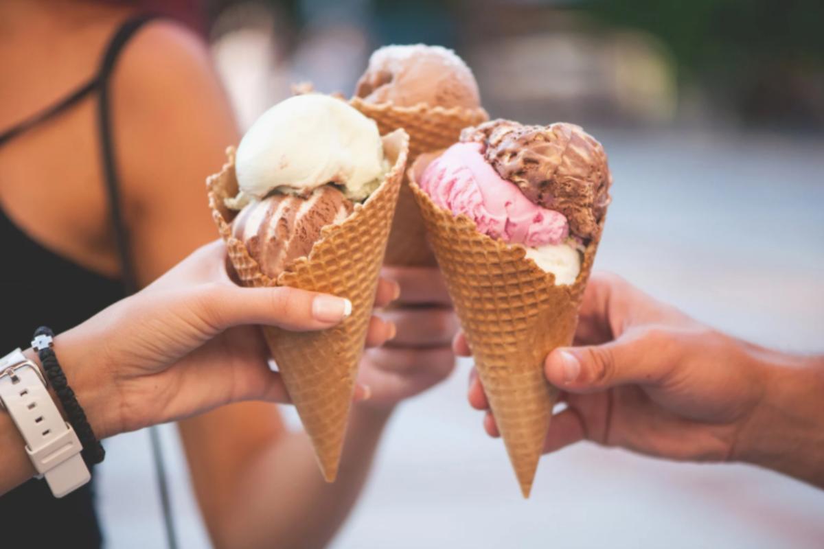 persone con in mano dei coni gelato