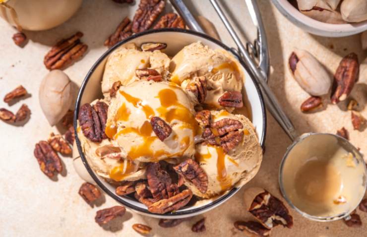 coppa di gelato con sopra delle noci pecan
