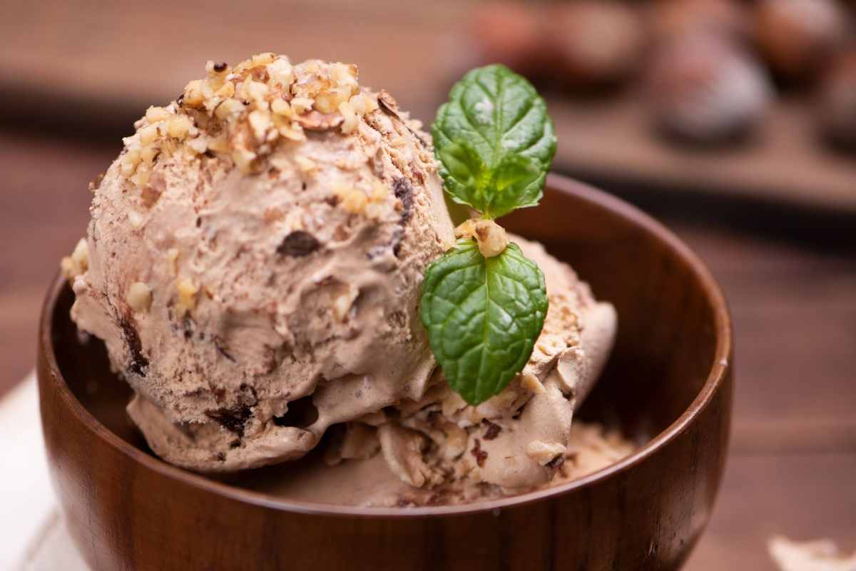 gelato alla nocciola in ciotola