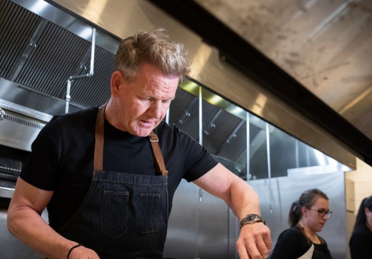 lo chef gordon ramsay mentre cucina