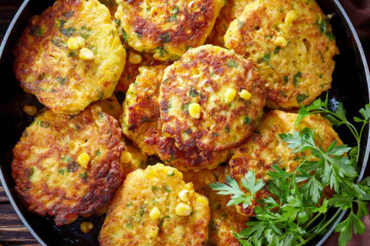 hamburger dorati in una padella