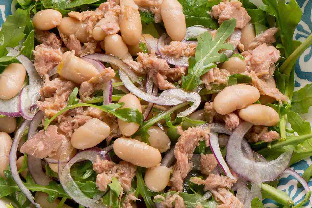 insalata di fagioli, tonno, rucola e cipolla