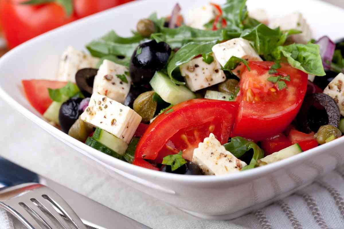 insalata con pomodori, olive e feta