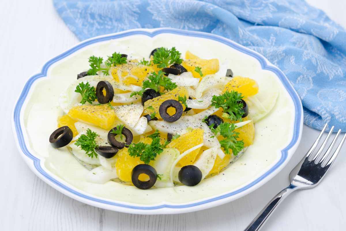 piatto di insalata di finocchi arance e olive