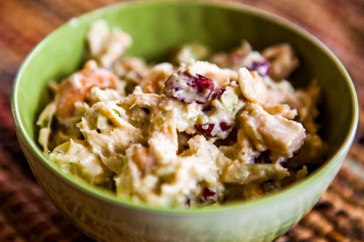 ciotola con insalata di pollo