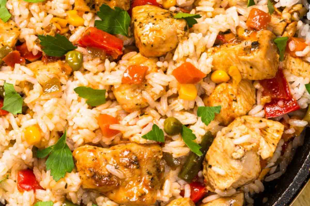 insalata di riso con pollo e verdure