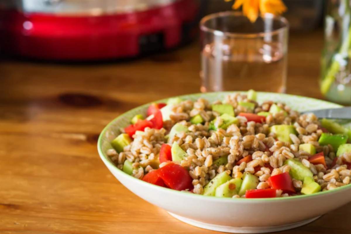 insalata con farro pomodori e zucchine in un piatto