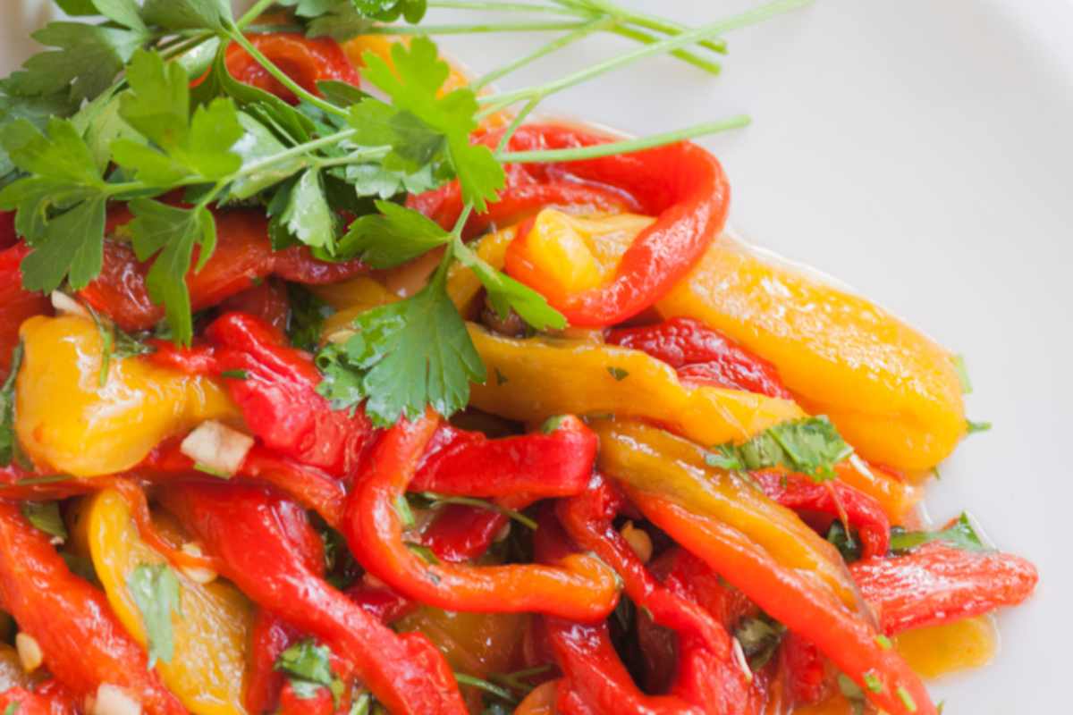 piatto con peperoni all'insalata