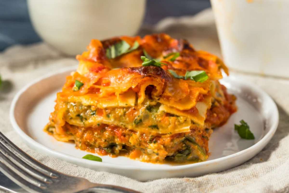 fetta di lasagna in un piatto