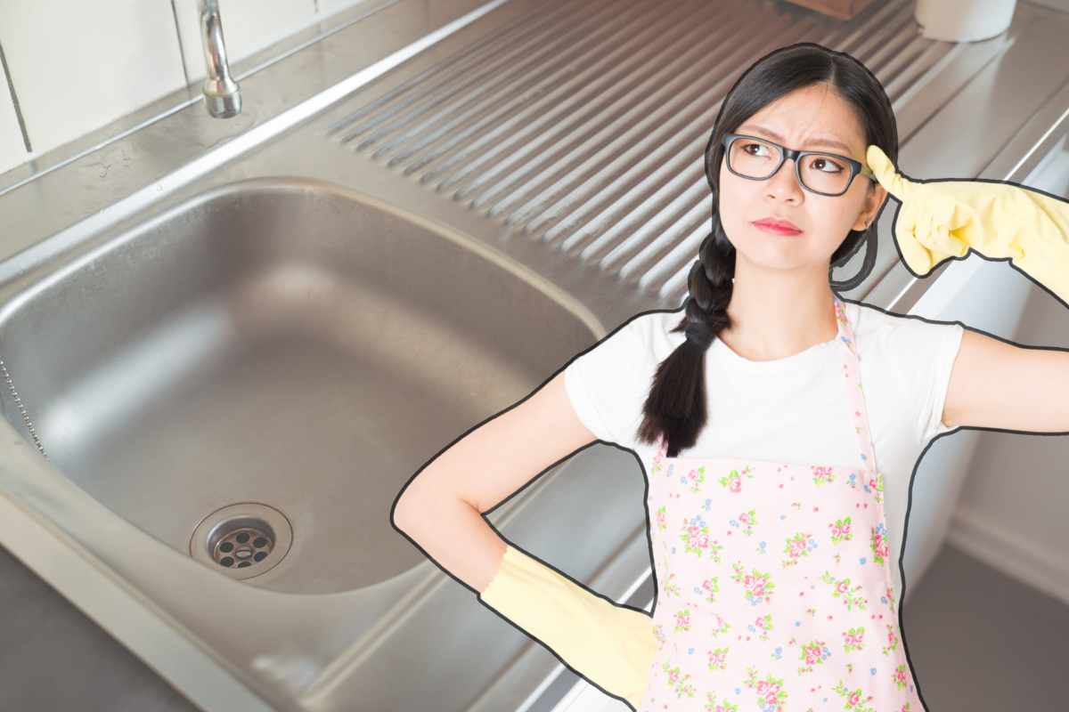 lavandino della cucina e donna che pensa