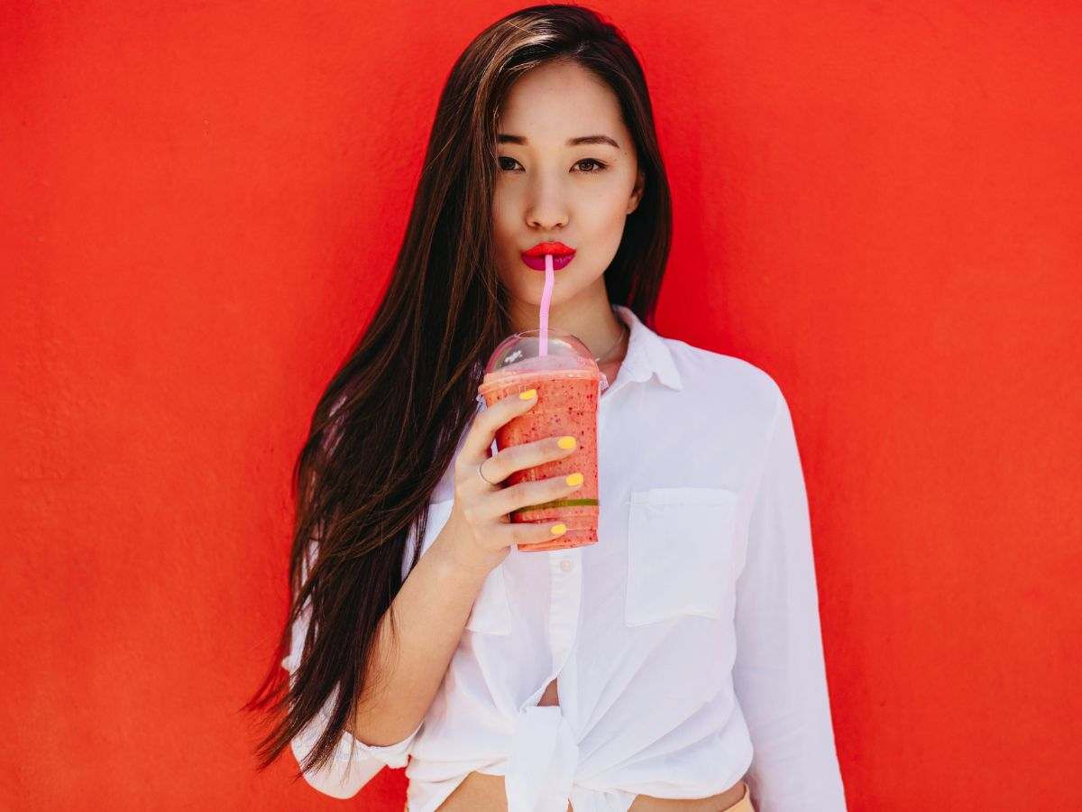 ragazza beve succo di frutta
