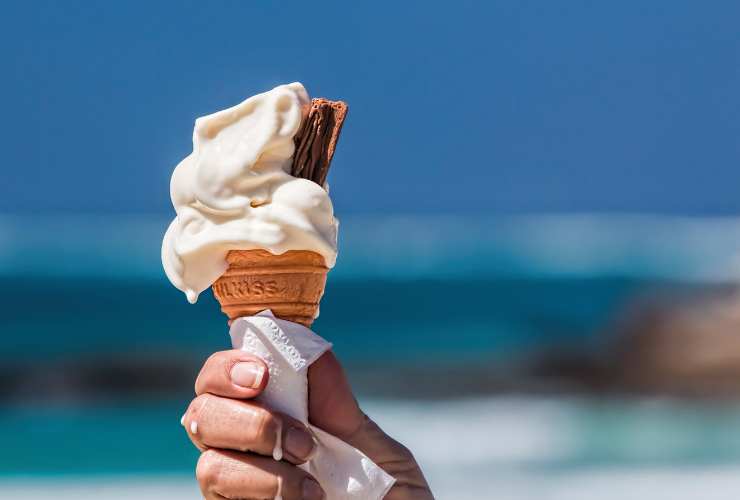 cono gelato in mano