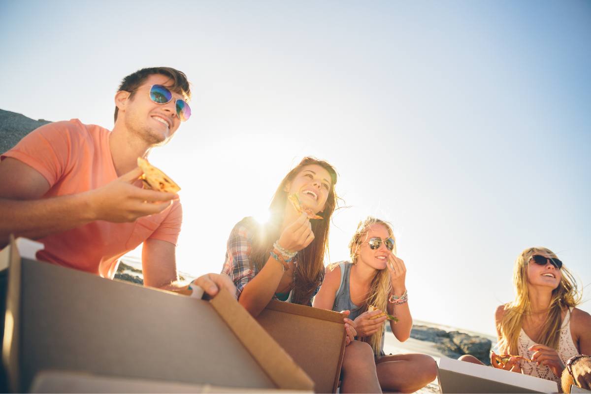 ragazzi che mangiano al mare