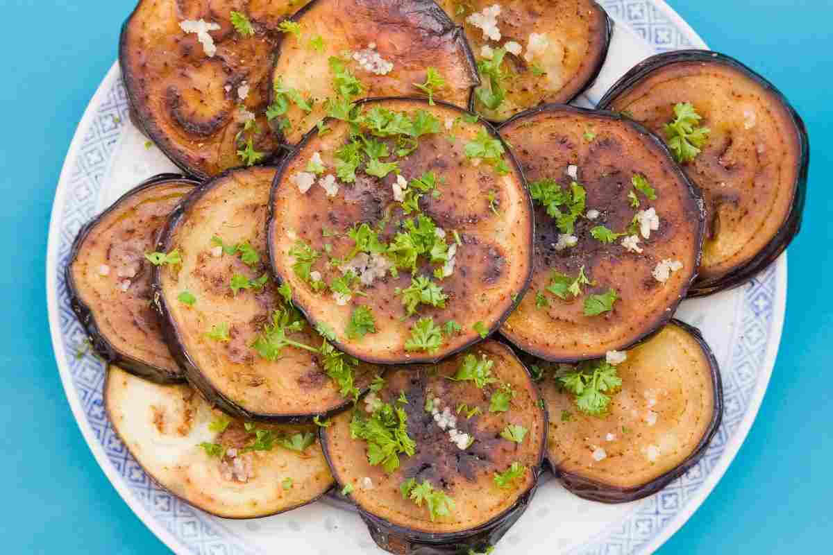 melanzane tonde in piatto con fondo azzurro