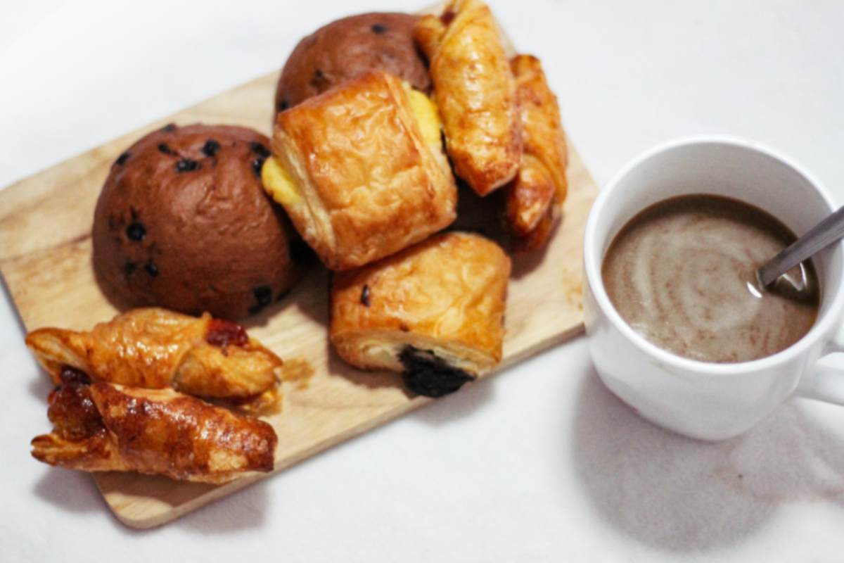 diversi tipi di merendina e accanto una tazza di cioccolata