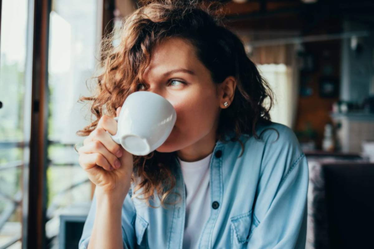 donna che beve una tazzina di caffè