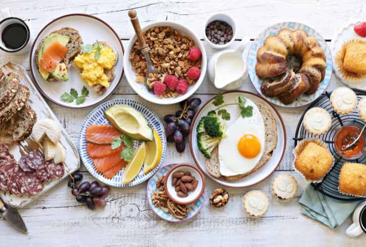 tavolo con alimenti per il brunch