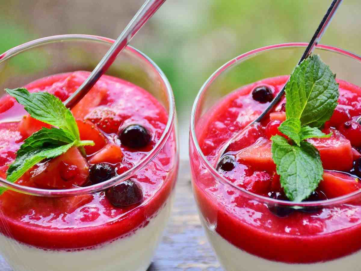 bicchieri con panna cotta alla frutta