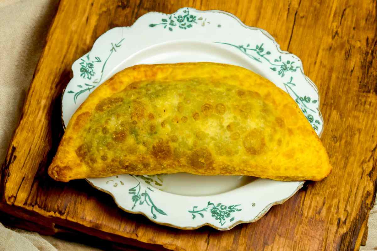 panzerotto fritto su piatto