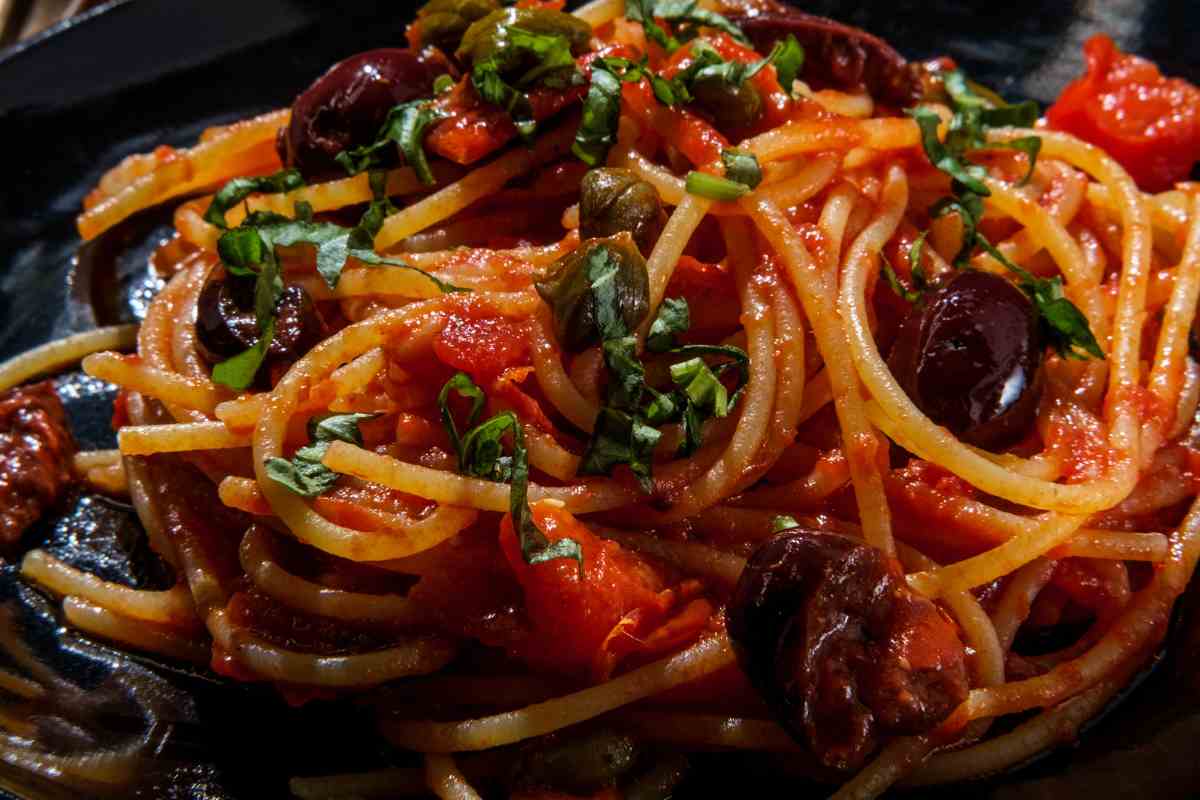 spaghetti pomodoro olive e capperi