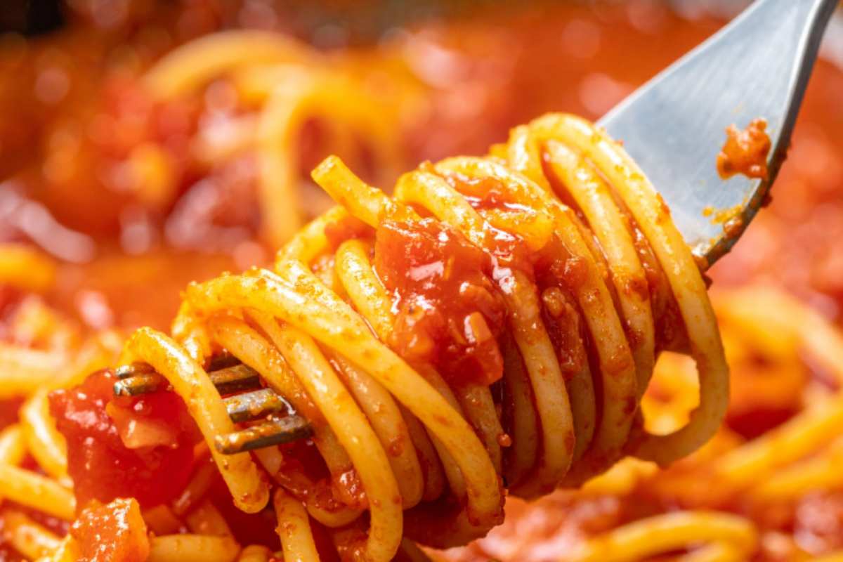 spaghetti al pomodoro avvolti su forchetta