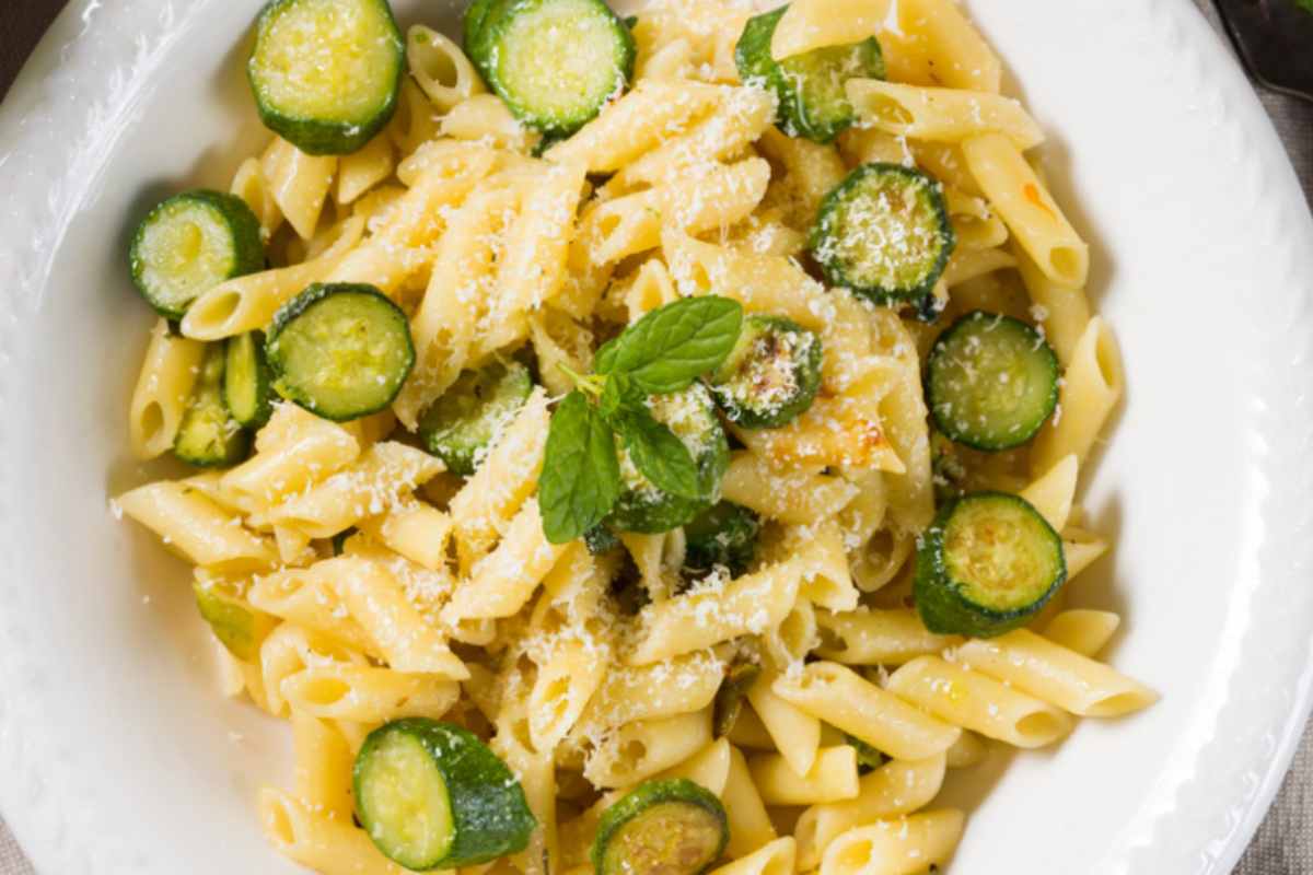 piatto di pasta con zucchine e parmigiano