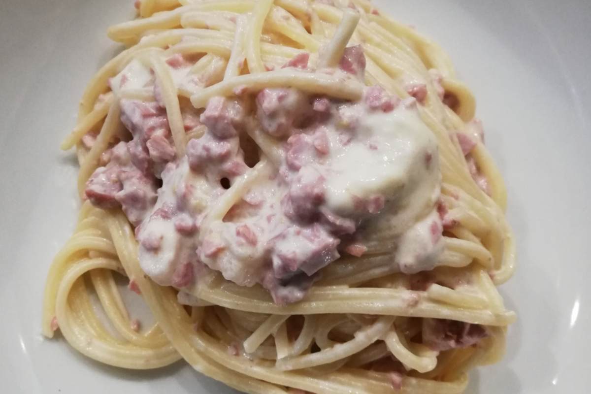 pasta cremosa con prosciutto crudo