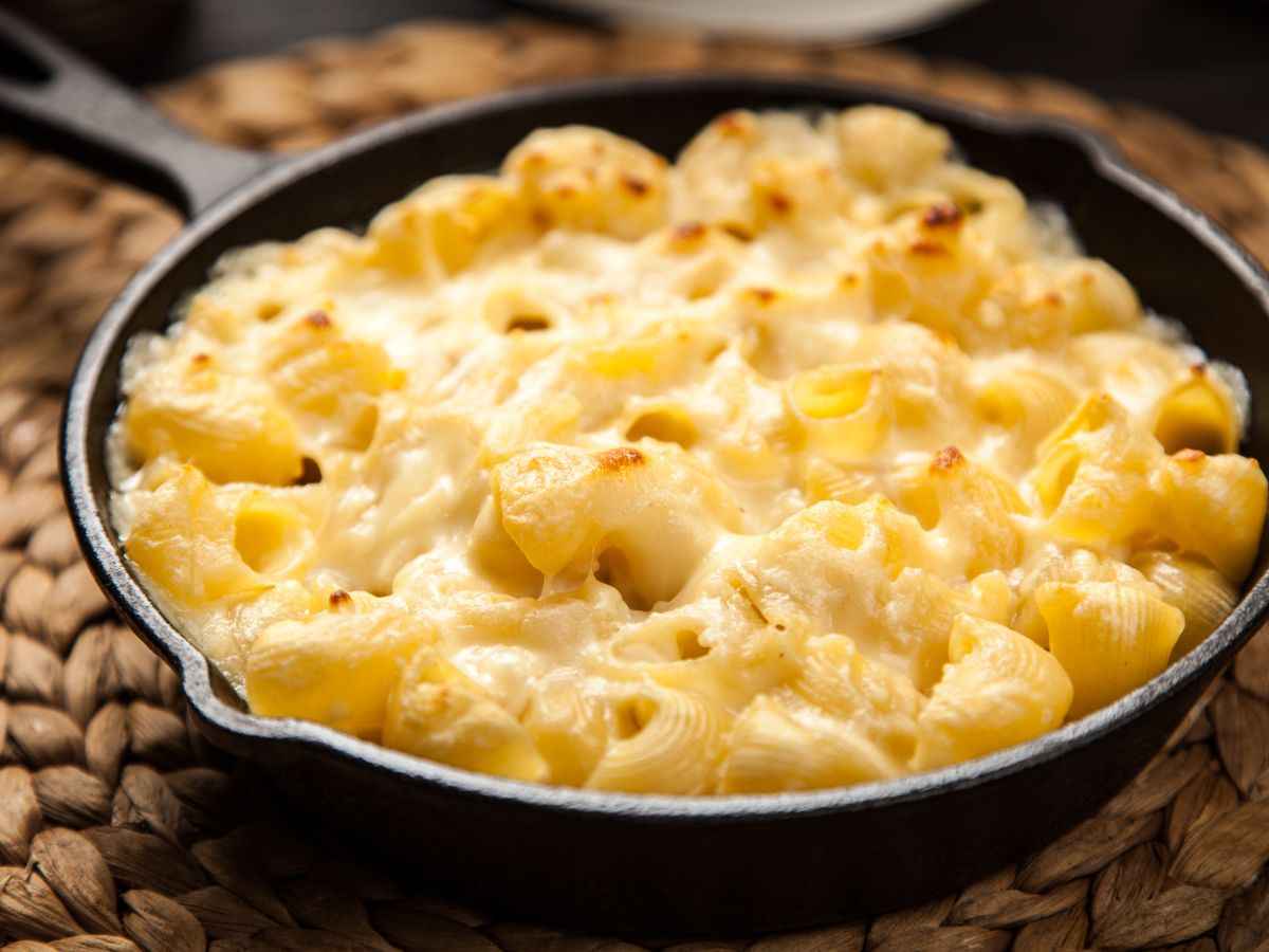 padellino con dentro maccheroni al formaggio