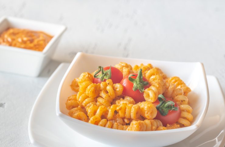 piatto di pasta con pesto di pomodori