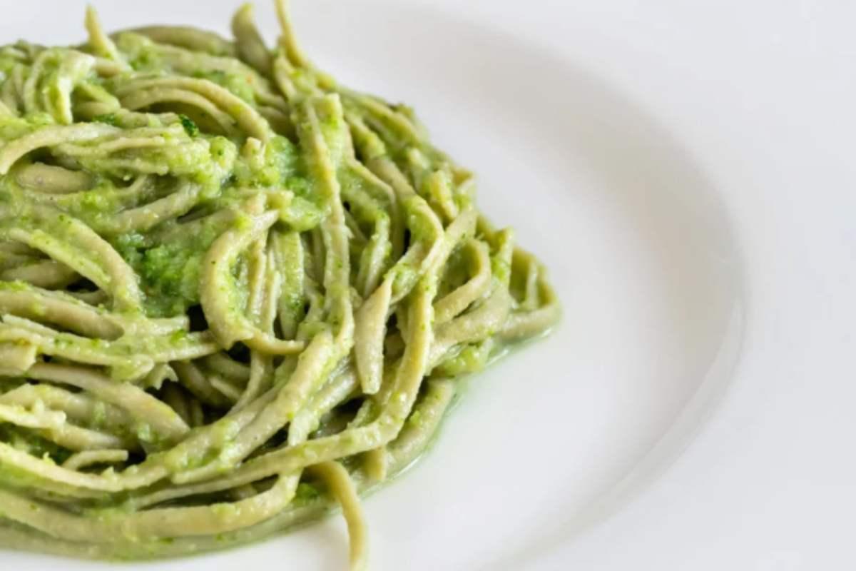 piatto con pasta con crema di piselli
