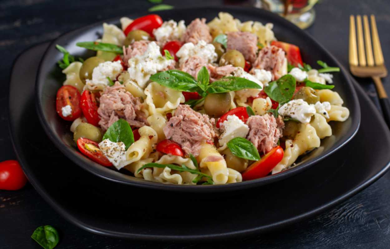 pasta in un piatto con tonno feta e pomodori