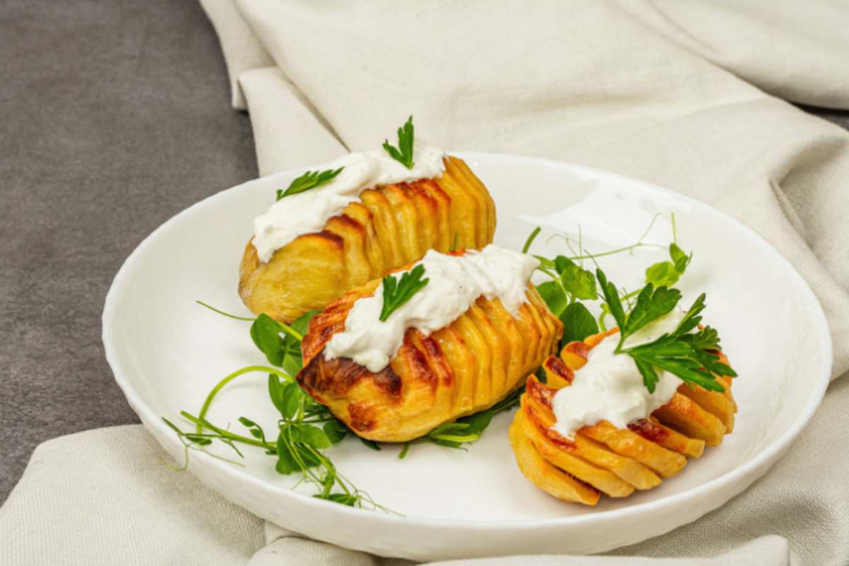 patate a fisarmonica in un piatto
