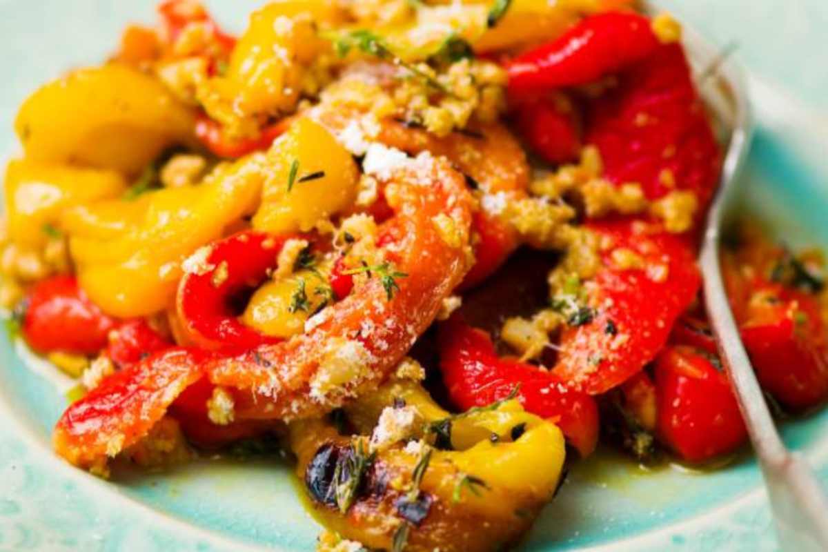 piatto di peperoni con mollica di pane