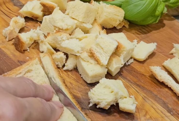 pane tagliato a cubetti