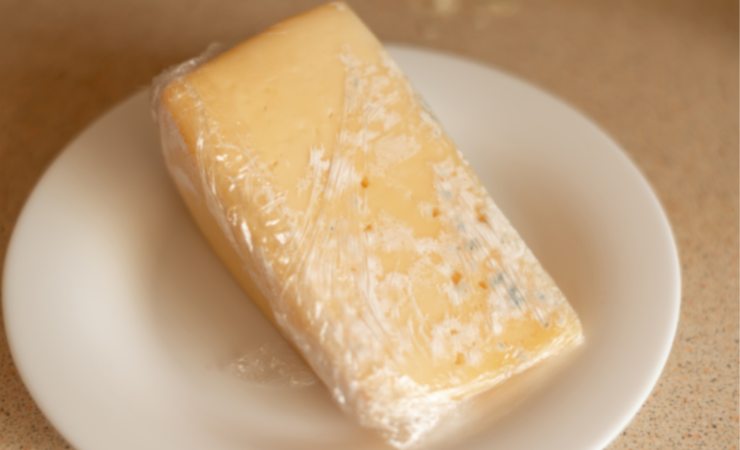 formaggio avvolto nella pellicola