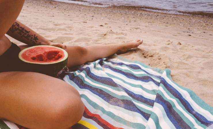 mangiare anguria in spiaggia