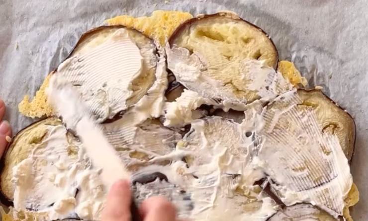 base di melanzane farcita con formaggio spalmabile